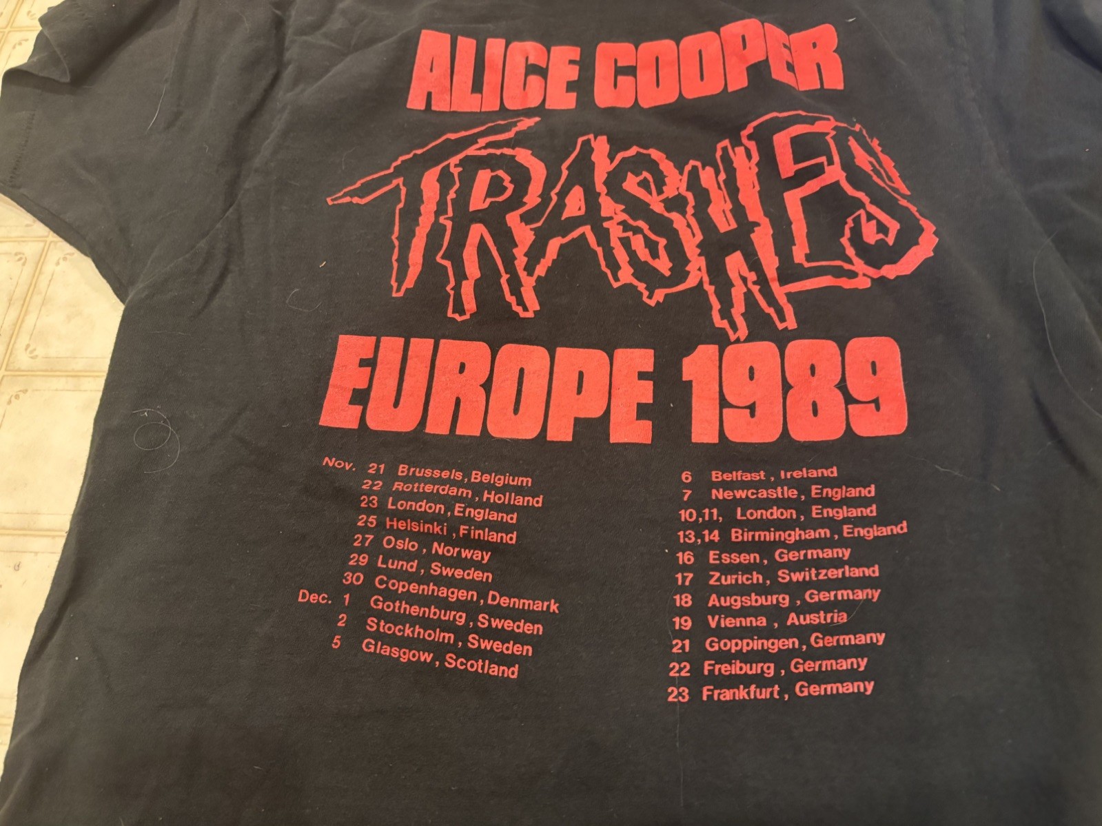 Alice Cooper European Trash Tour Vintage T-Shirt size medium 1989 gallery