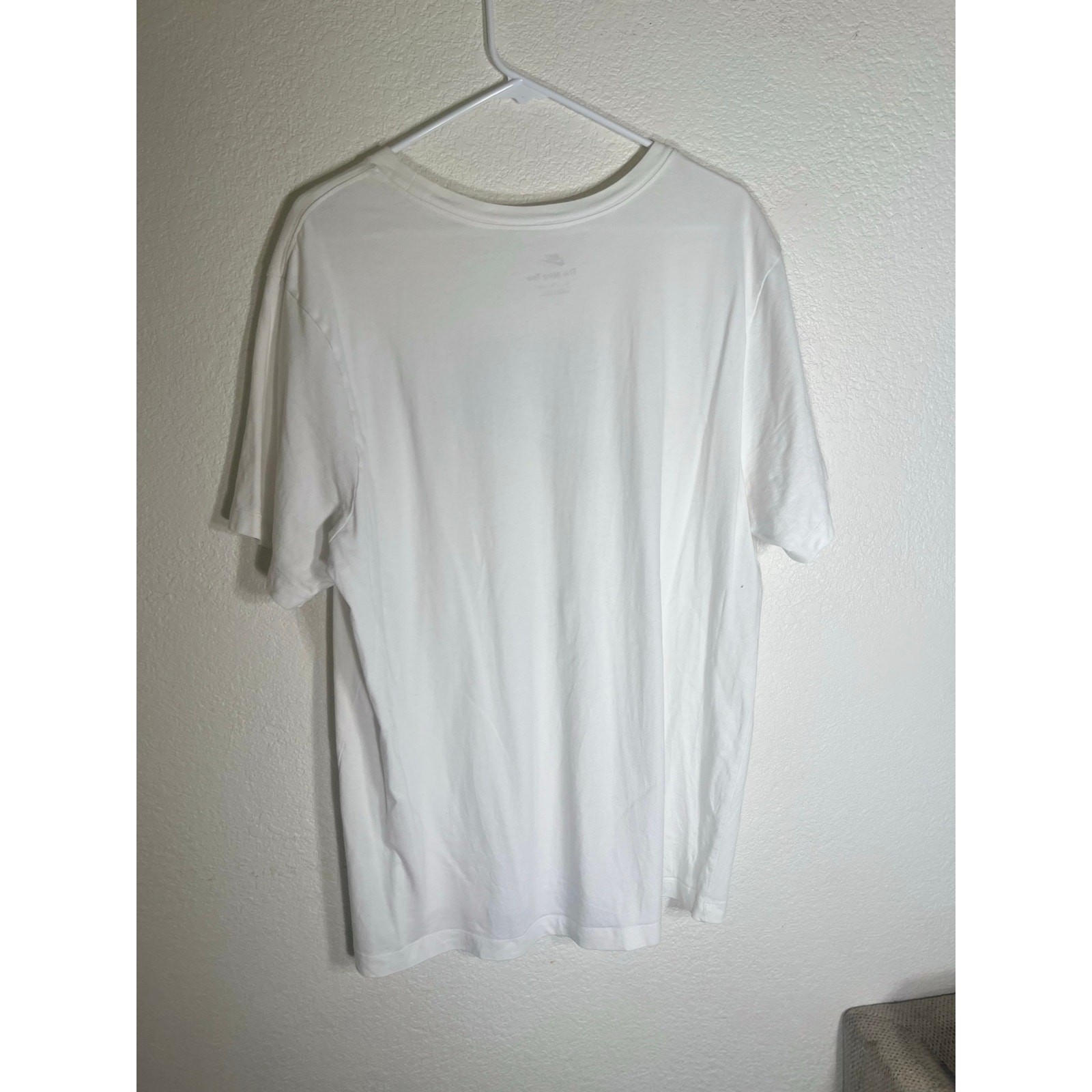 Nike XL white T-Shirt w/black Nike design-used good gallery