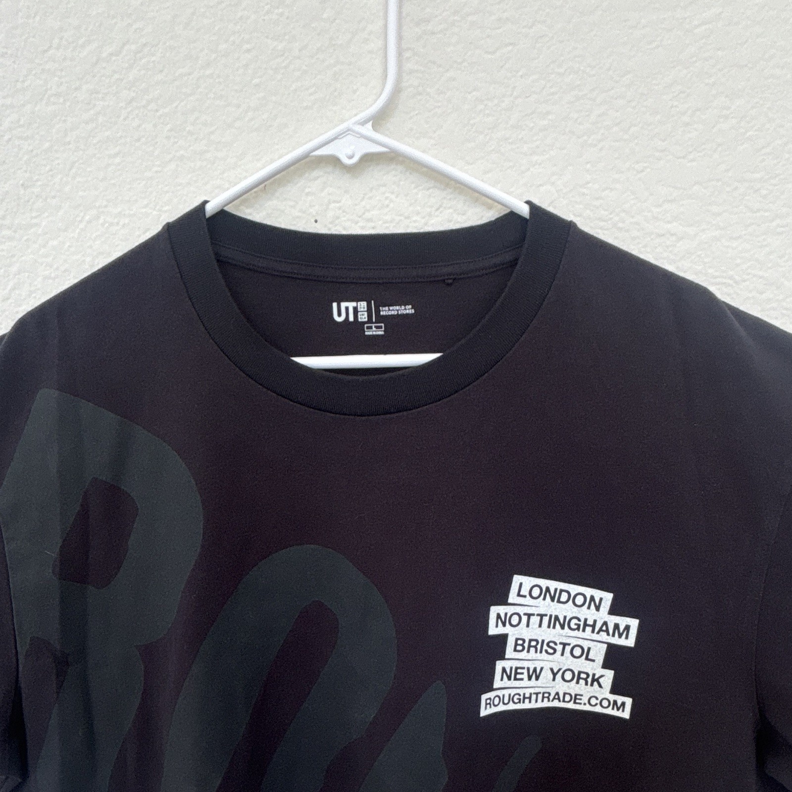 Uniqlo UT Black Cities Graphic Print T-Shirt Men’s L Crew Neck Short Sleeve gallery