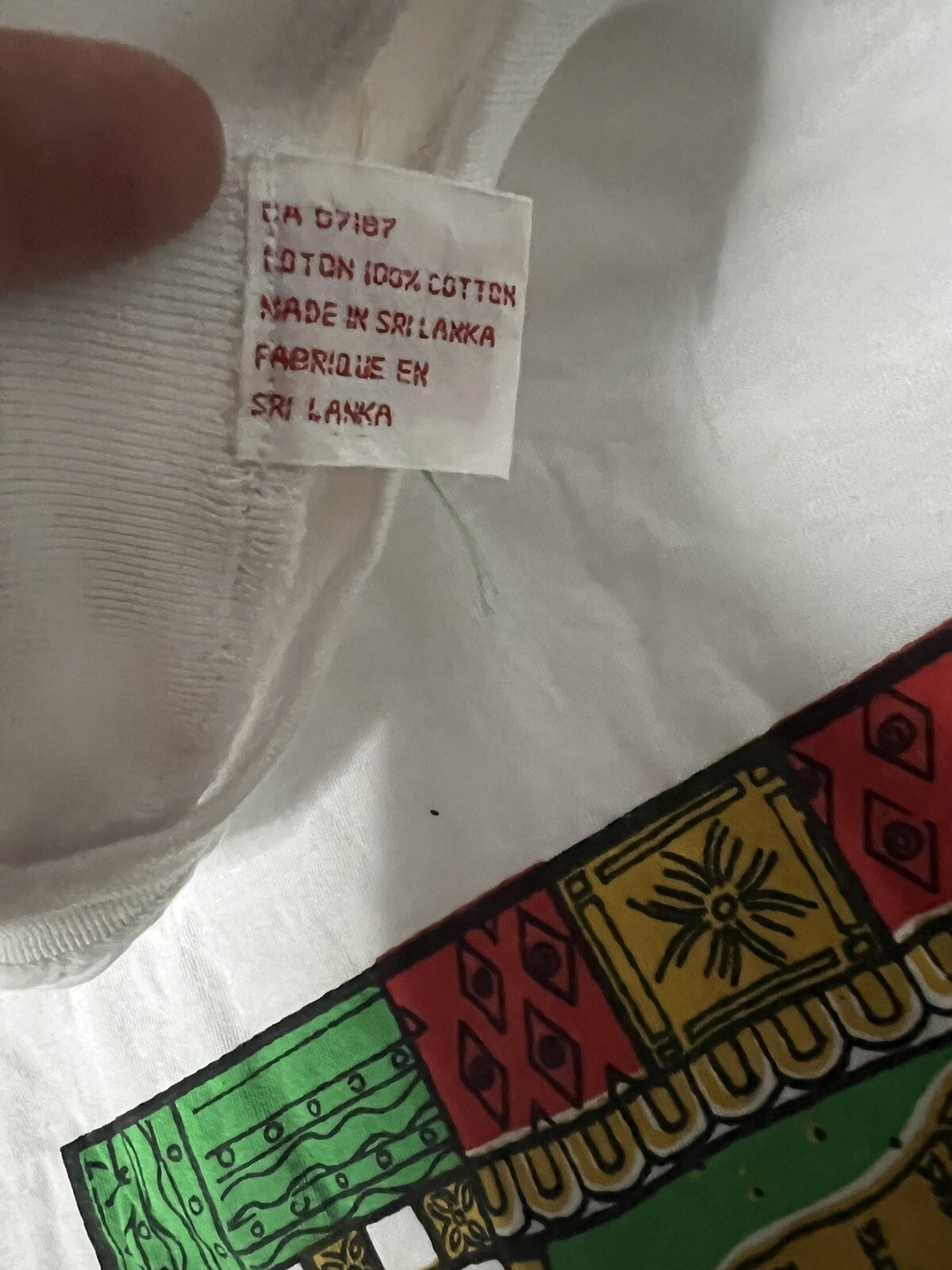Vintage 90s Sri Lanka Art Tee White T-shirt Elephant Peacock Size Large M/L gallery