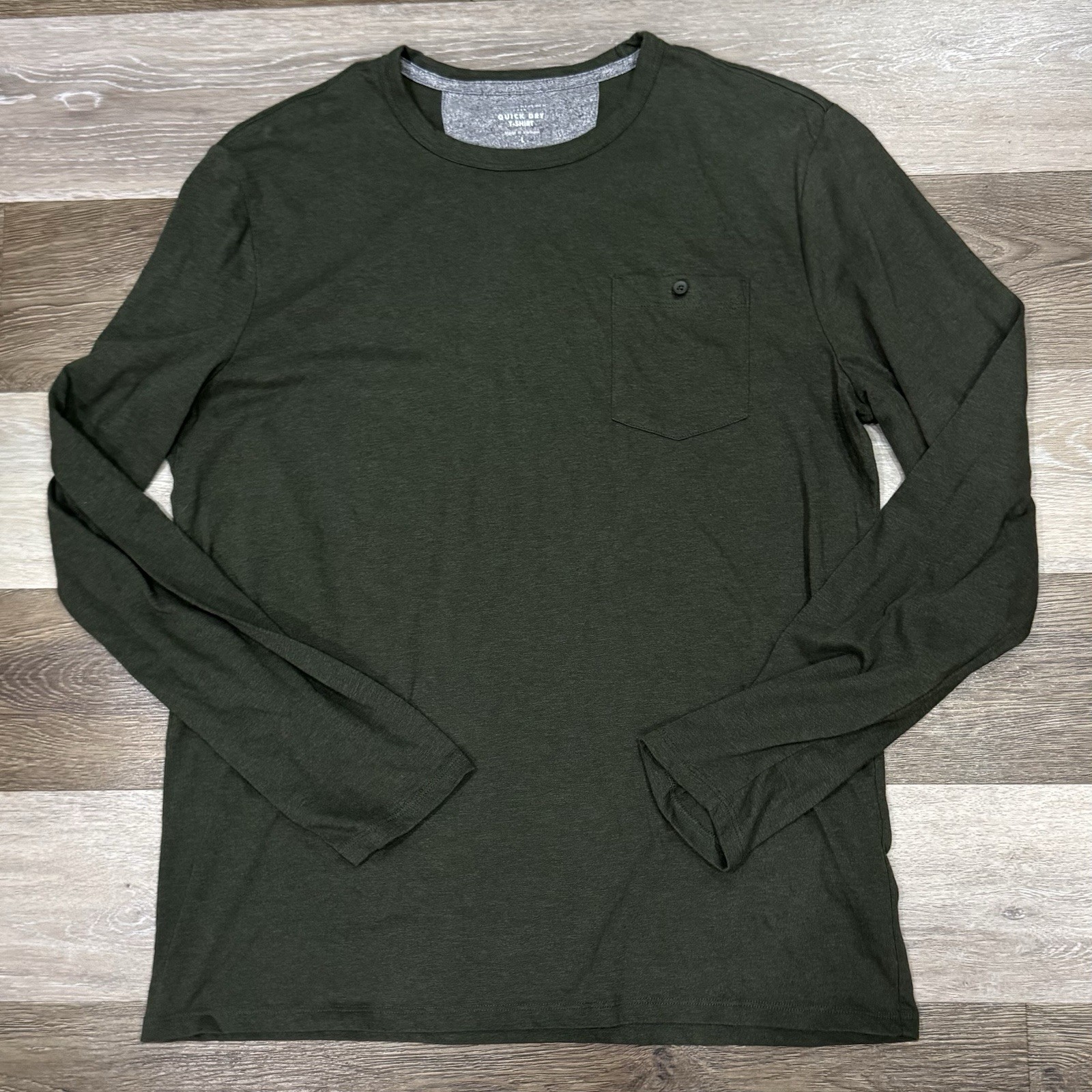 BANANA REPUBLIC Quick Dry T-Shirt Men’s Sz Large Dark Green Button Pocket EUC