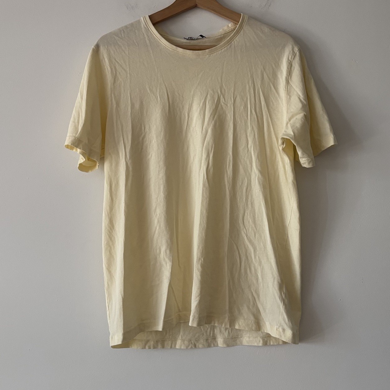 Zara Men’s Slim-fit T-shirt Size Medium Pale Yellow Casual Everyday Basic Cotton