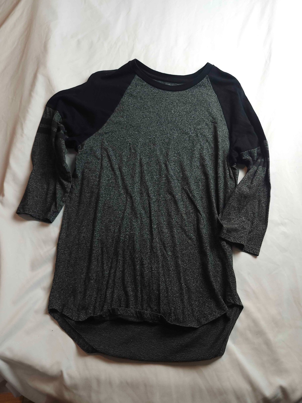 Carbon Raglan Shirt Mens Medium Gray Black Knit Longer Length Curved Hem Casual