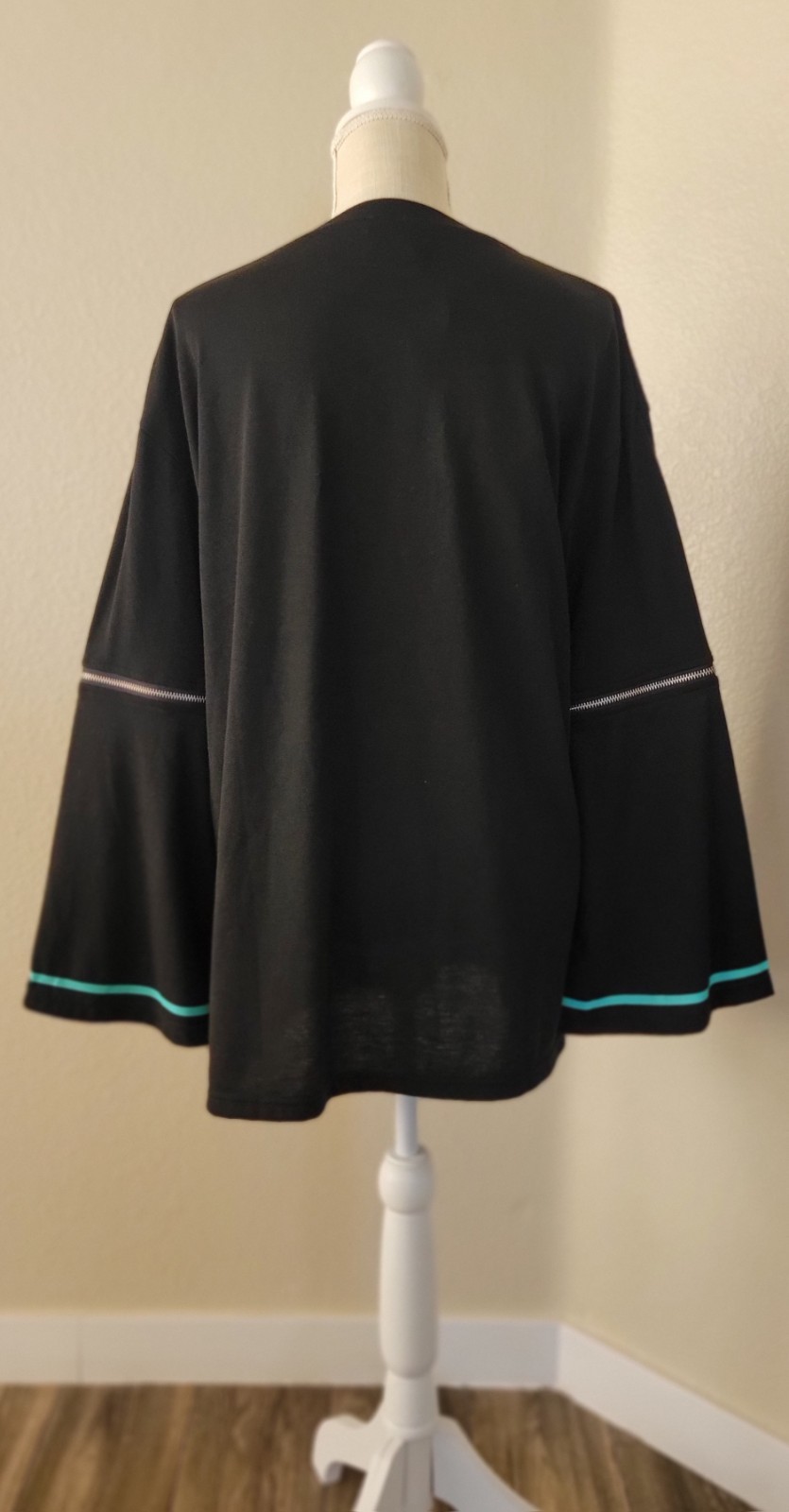 LISTEN FLAVOR Hatsune Miku 2-Way Zip Sleeve Oversized Top Black Free Size NWT gallery