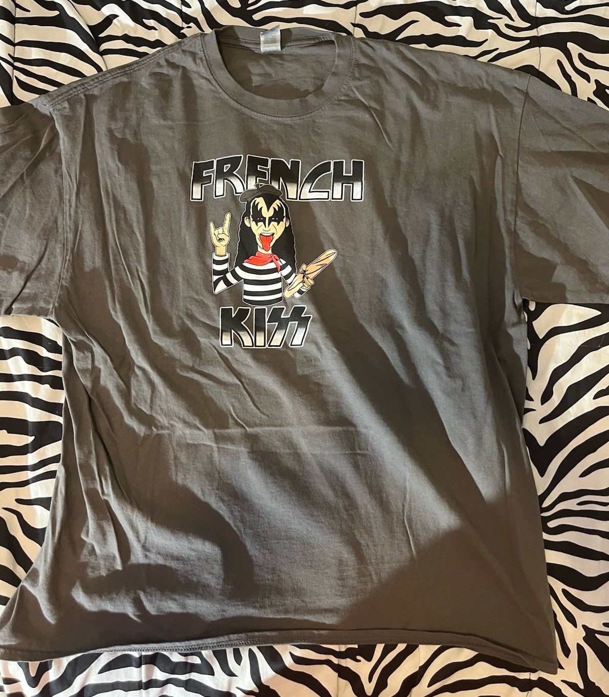 Gilden Graphic Tee Humorous “French Kiss” Charcoal Gray Short Sleeve Mens XLT