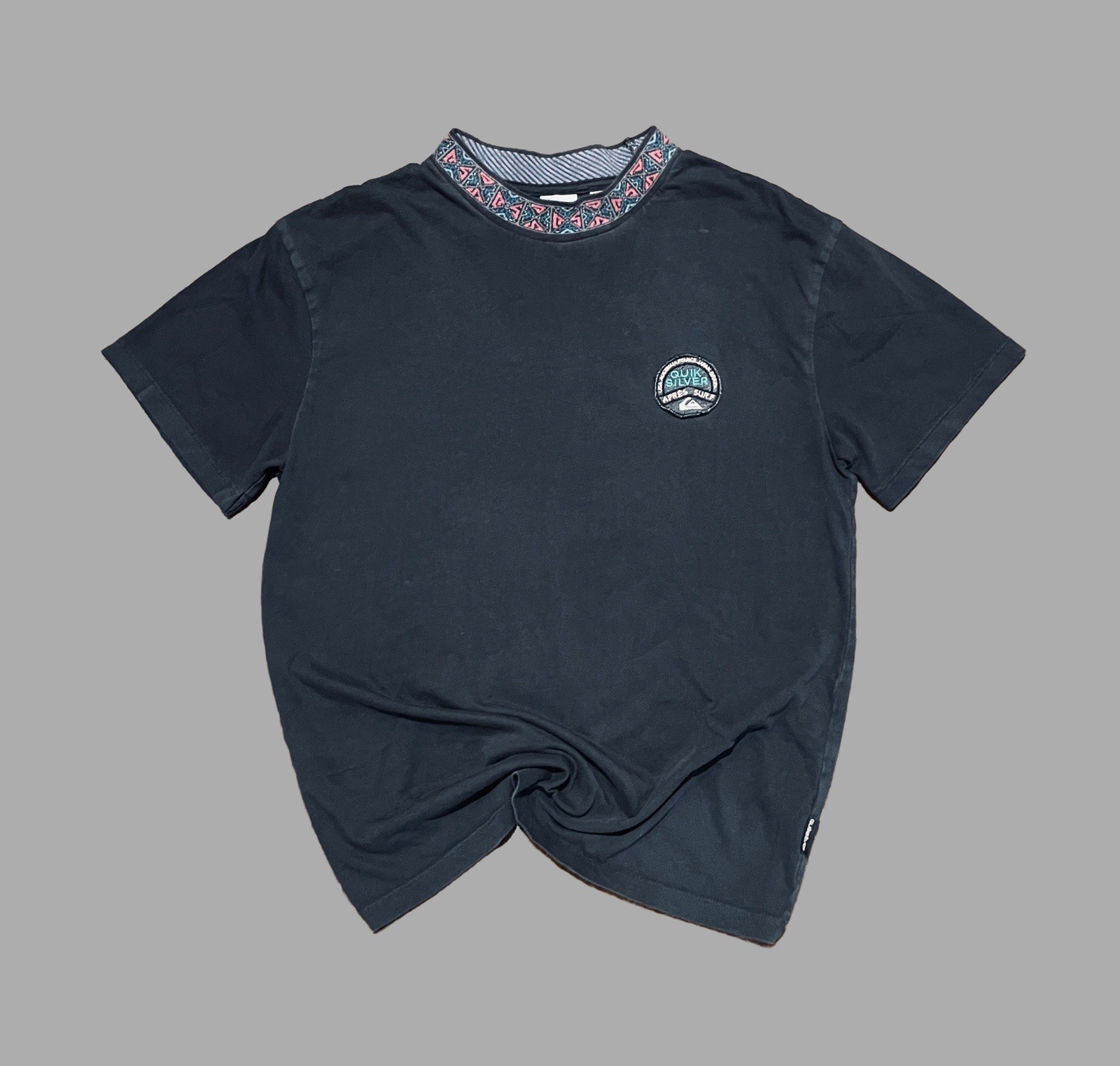 Men’s Vintage “Quiksilver x Apres Surf” Patterned Mock Neck T-Shirt gallery