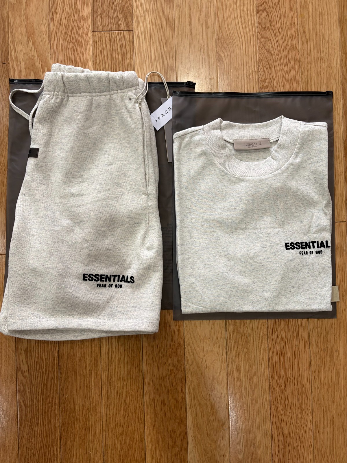 Essentials Set T-shirt and Short in Light Oatmeal (size M) gallery
