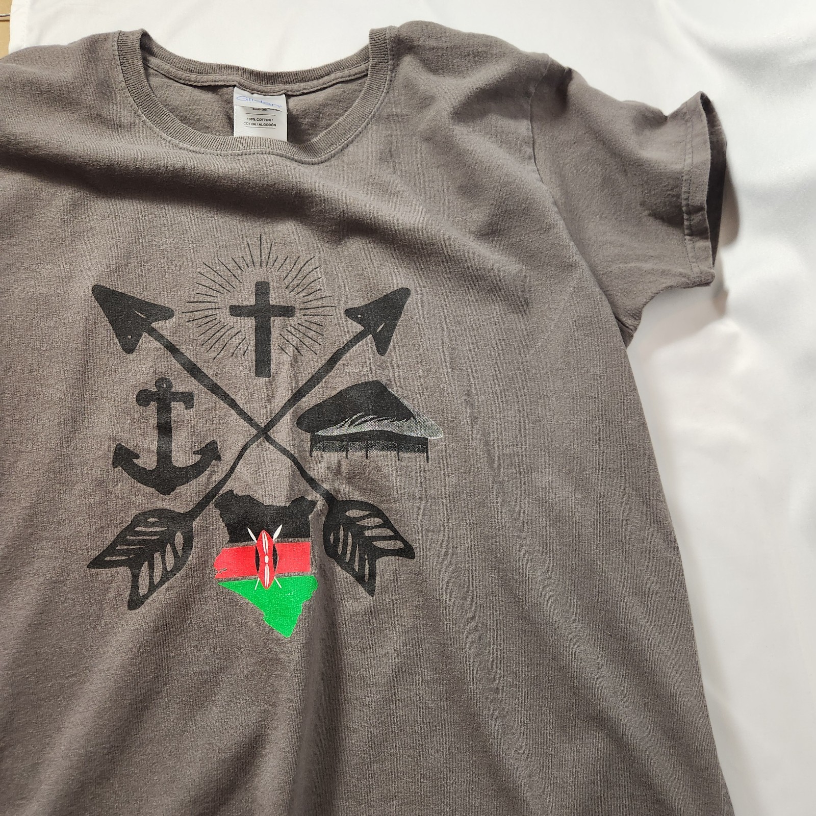 Gildan Ultra Cotton M Kenya Flag Cross Arrow Anchor Graphic T-Shirt Gray gallery