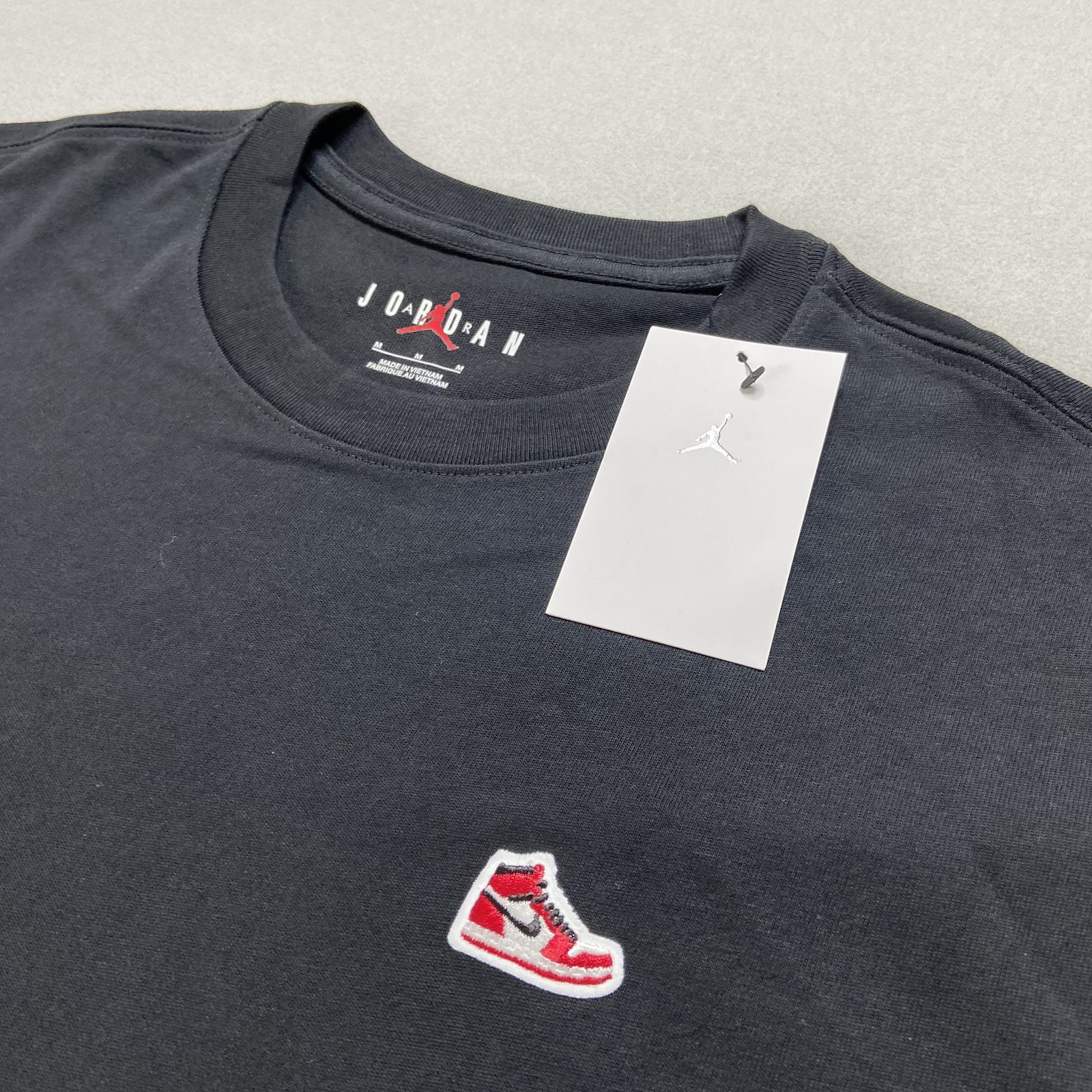 HJ2326-010 Nike Air Jordan Men's AJ1 High Chicago Sneaker Patch T-Shirt Size M gallery