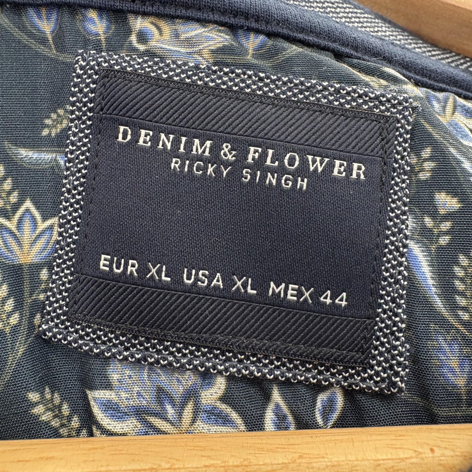 Denim & Flower Shirt Mens XL Blue Textured Crewneck Pocket Tee Easy Care Preppy gallery