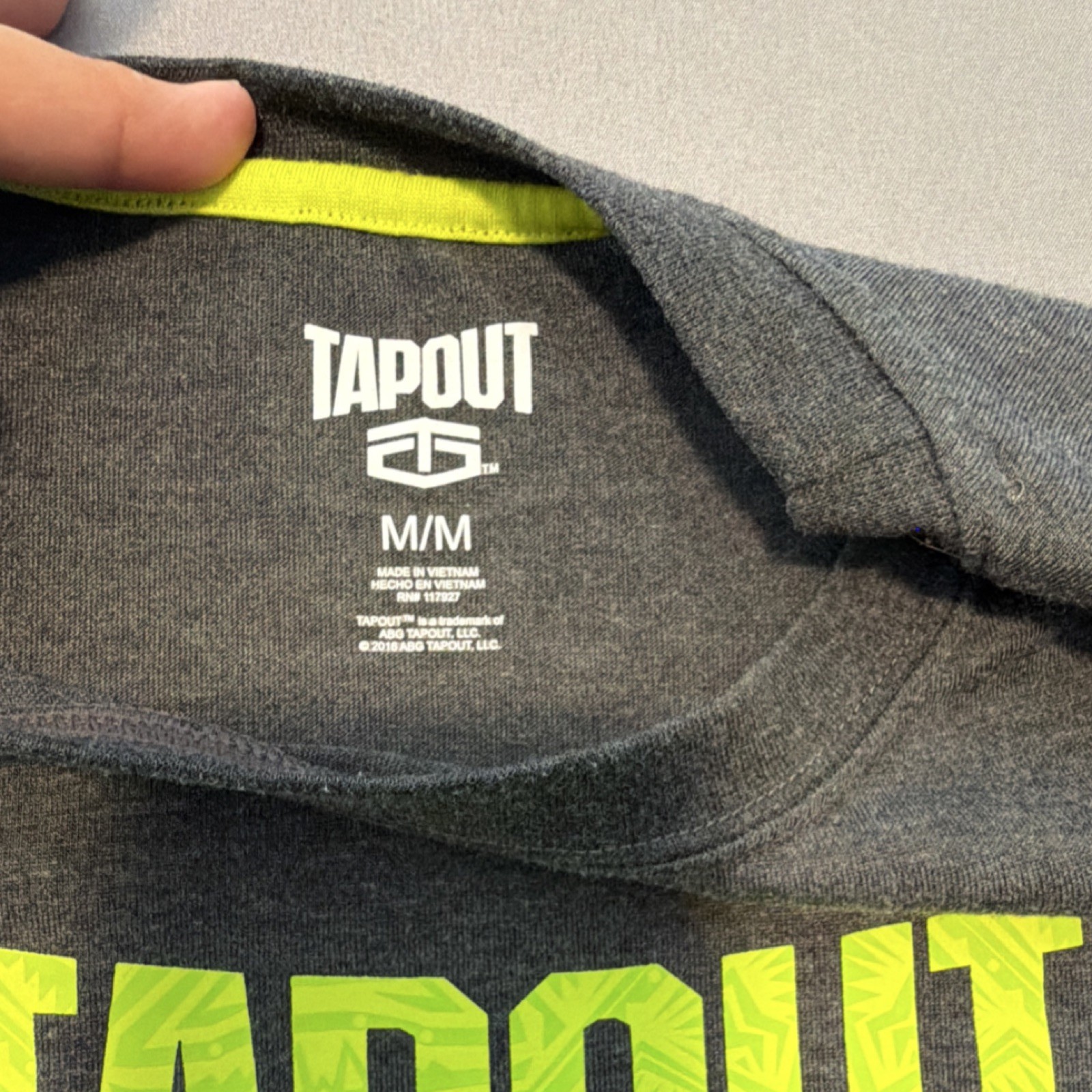 Tapout Graphic Logo Dark Gray Yellow Men's T-Shirt Size M gallery