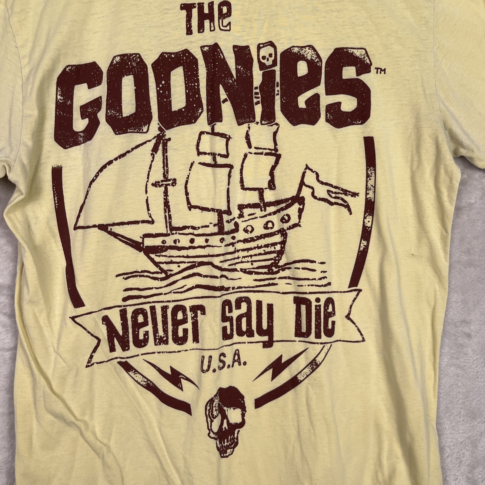 Goonies Mens Graphic Tee Shirt Medium Yellow Skull 90s Skater Grunge Distressed gallery