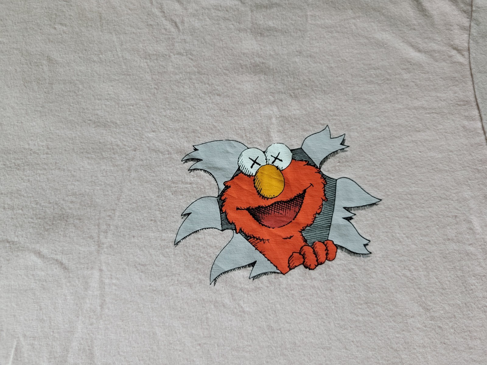 KAWS x Uniqlo x Sesame Street Elmo Pink T-Shirt Size Large gallery