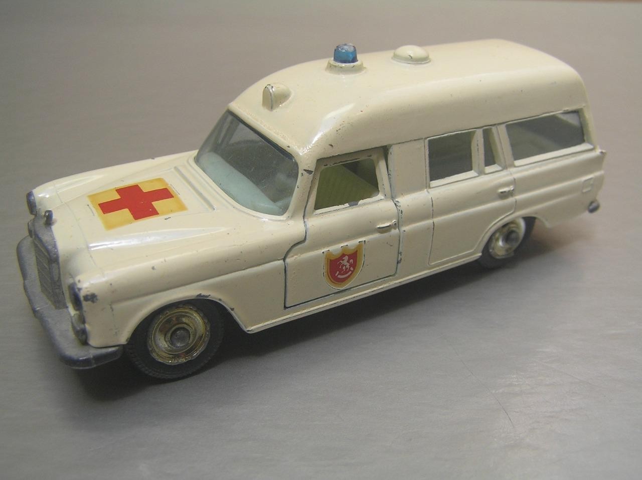 Matchbox King Size K-6 Mercedes Benz ‘Binz’ Ambulance made in England VGC