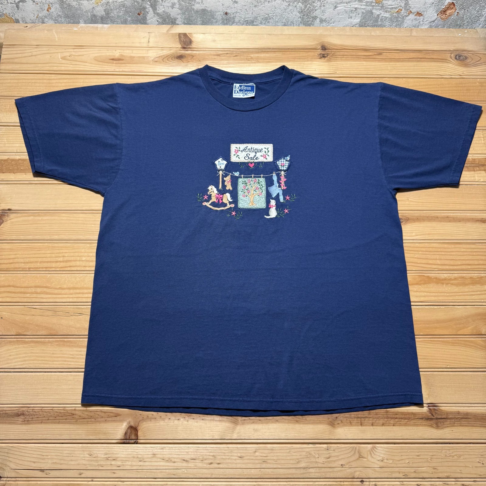 Vintage 90s Antique Sale Quilt Horse Cat Embroidered Graphic T-Shirt USA – XL