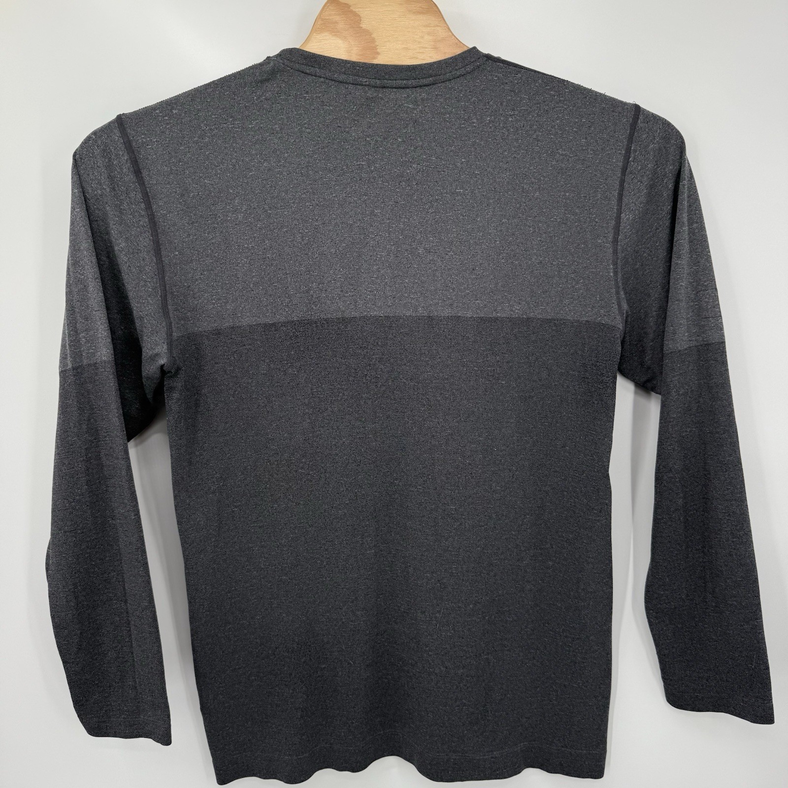 Vuori Shirt Men's XL Gray Crew Long Sleeve Nylon Blend Walking Warm gallery