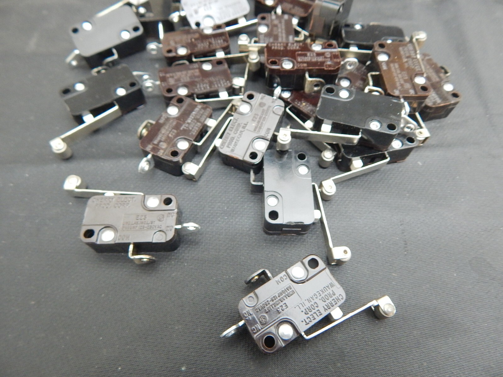 25 PACK CHERRY E23 MICROSWITCH – COM-N/O – 5A WITH ROLLER – USA FAST SHIPPING