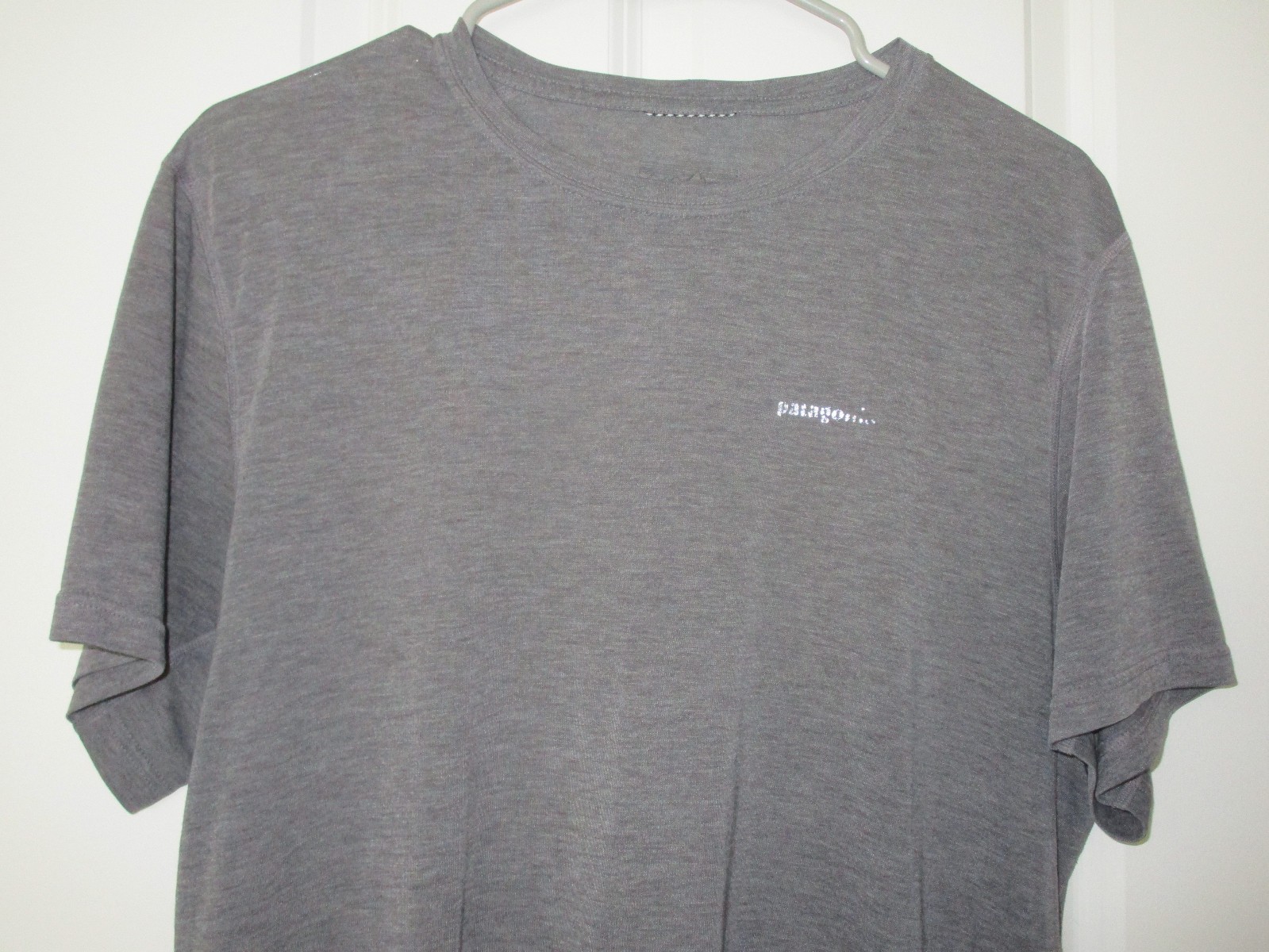 Patagonia Medium Gray Performance Hiking Men’s T Shirt Size L