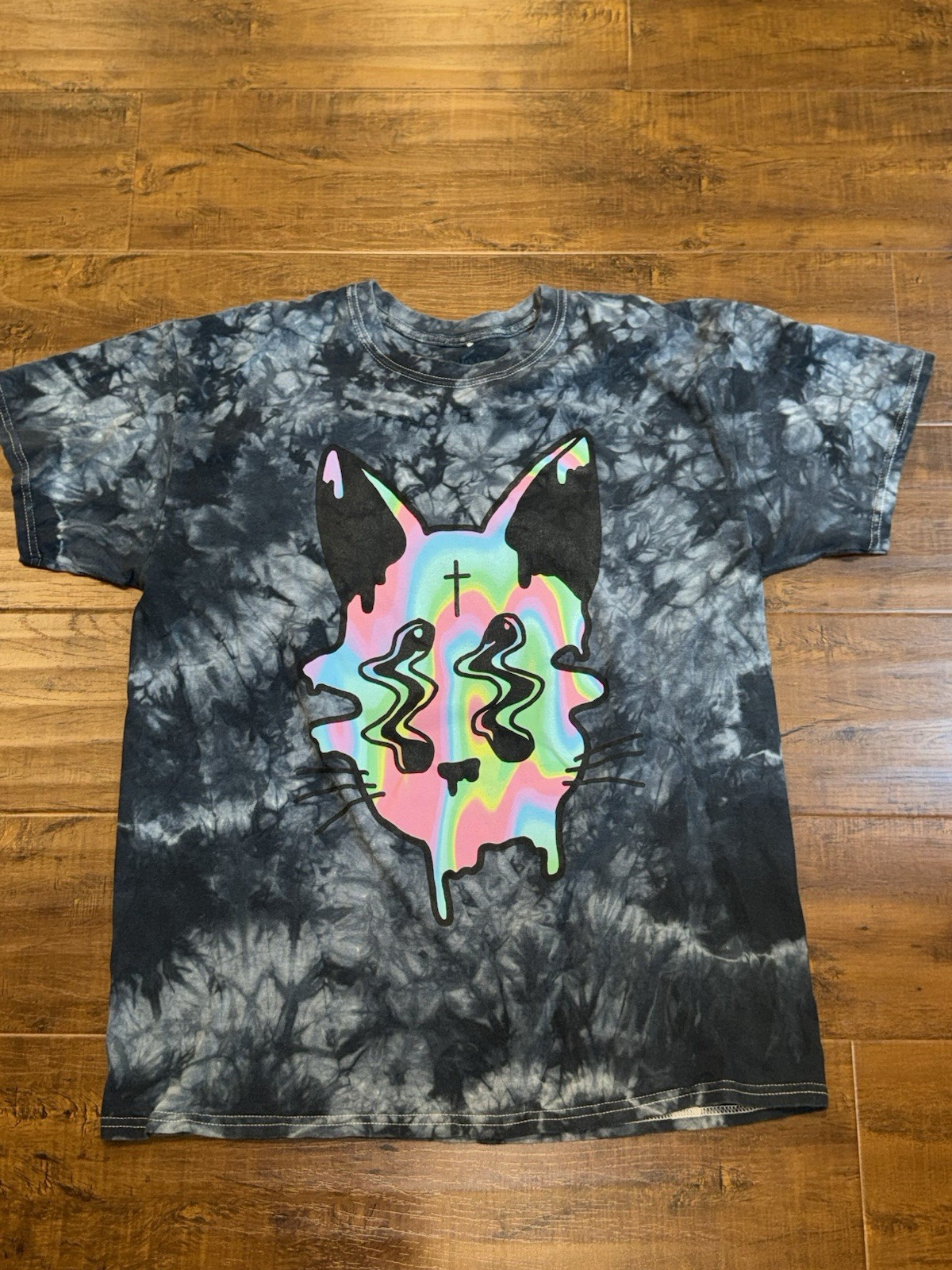 Spencer’s “Trippy/Vaporwave Cat” t-shirt w/ a black/grey tie-dye pattern Mens L