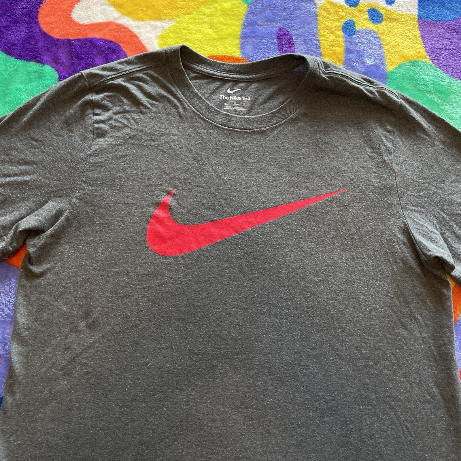 Nike T-Shirt Men’s Medium Gray Red Swoosh Logo Sportswear Athletic Work Out Y2K gallery