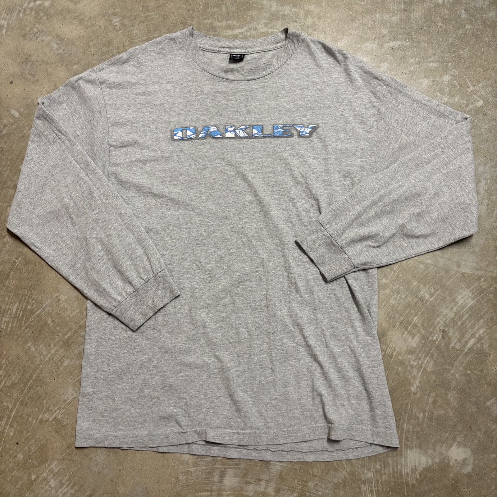 Oakley Men's Grey Long Sleeve T-Shirt Size L Y2K Surf Style gallery