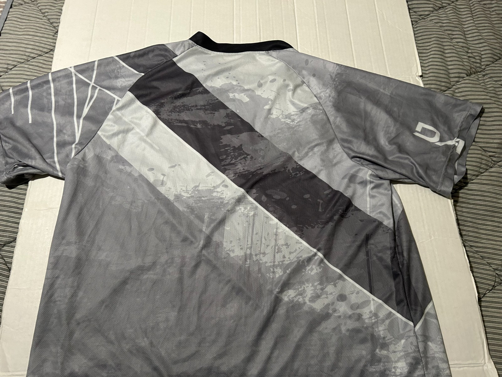 DAKINE XL ATHLETIC LIGHT WEIGHT SHORT SLEEVE SHIRT...SEE DESCRIPTION/CONDITION gallery
