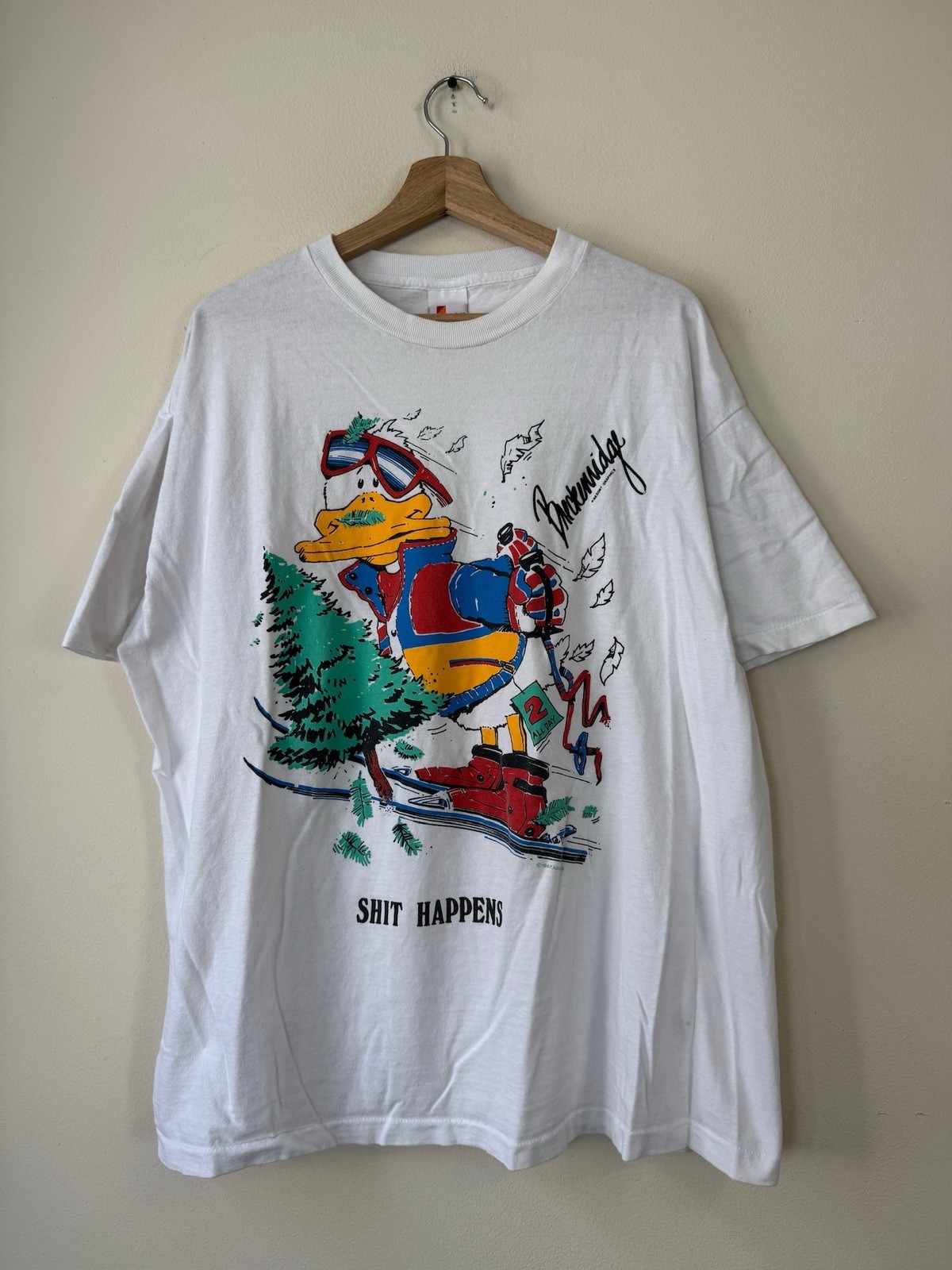 Vintage 80’s Breckenridge CO Sh*t Happens Duck Skiing Funny White Tee – XL/XXL