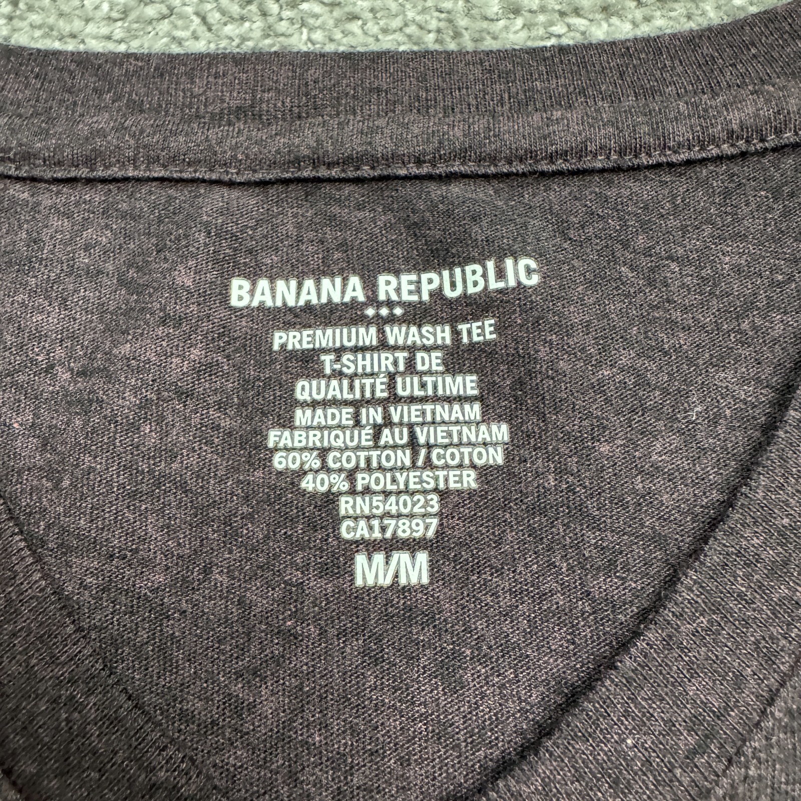 Banana Republic Premium Wash Basic V-Neck T-Shirt Mens Medium Dark Purple Tee gallery