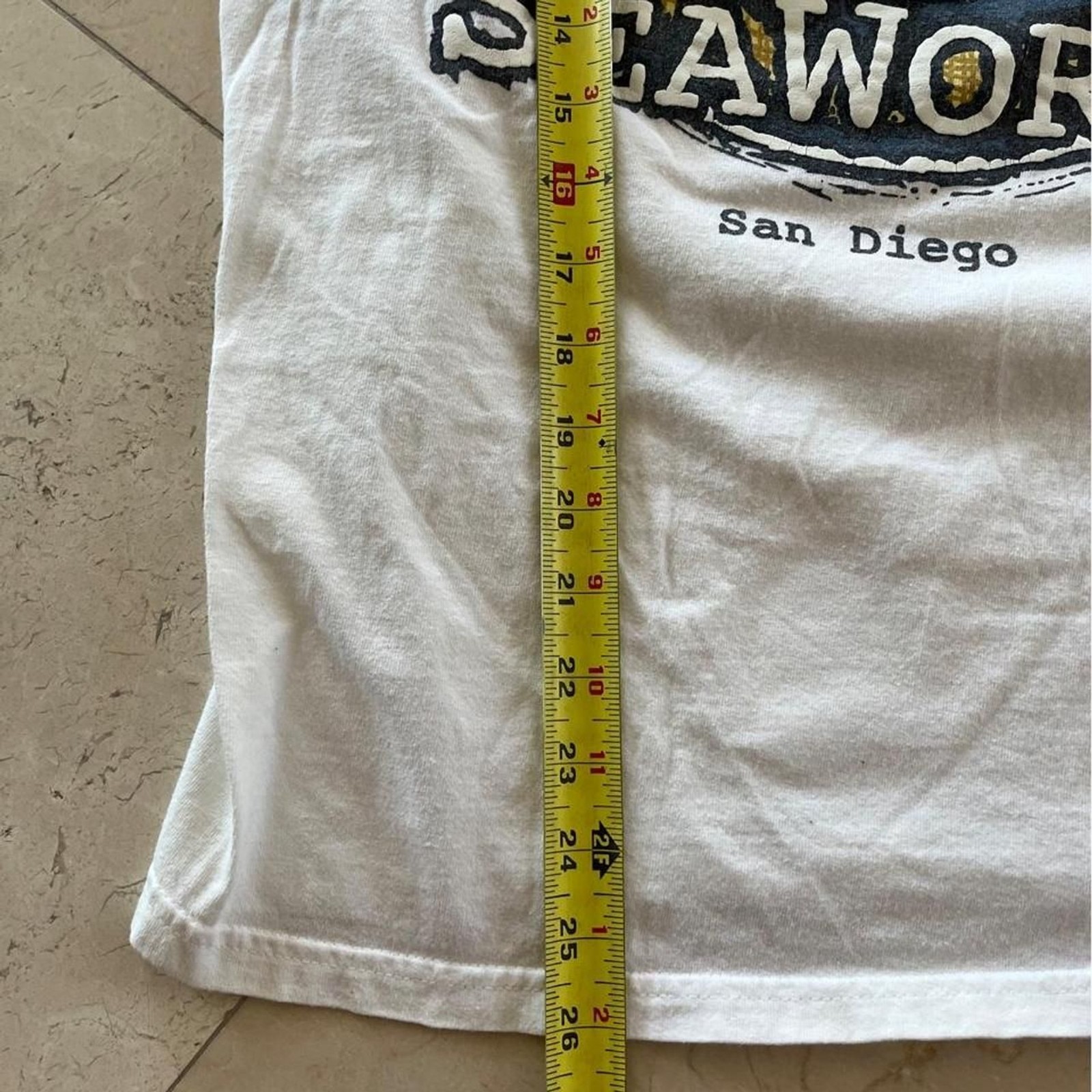 Vintage 2000s SeaWorld San Diego Men's Medium T-Shirt gallery