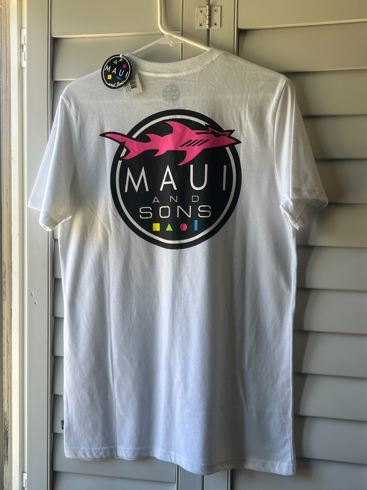 Maui & Sons Classic Shark Logo White Shirt - Size M gallery