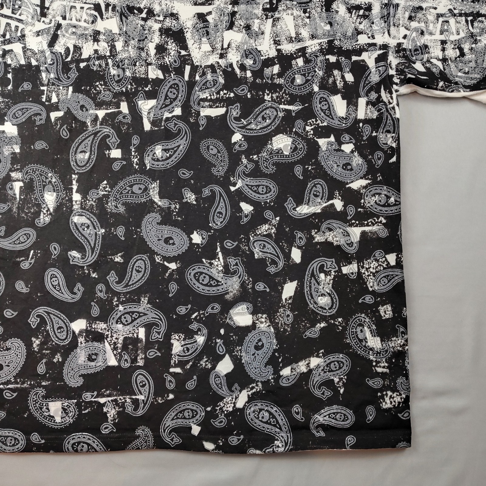 Vans T Shirt Men's XL White Black Paisley Bandana Graphic Short Sleeve Cotton gallery