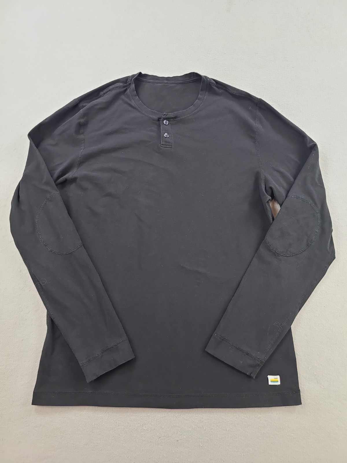 Vuori Ever Henley T Shirt Mens Medium Black Soft Lightweight Gym Elbow Patch