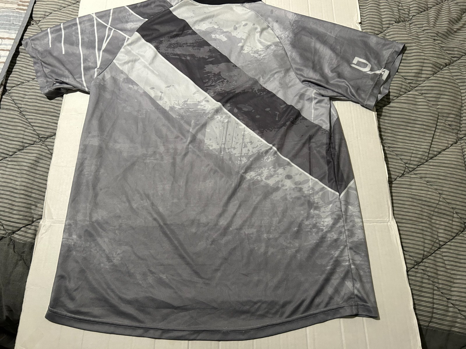 DAKINE XL ATHLETIC LIGHT WEIGHT SHORT SLEEVE SHIRT...SEE DESCRIPTION/CONDITION gallery