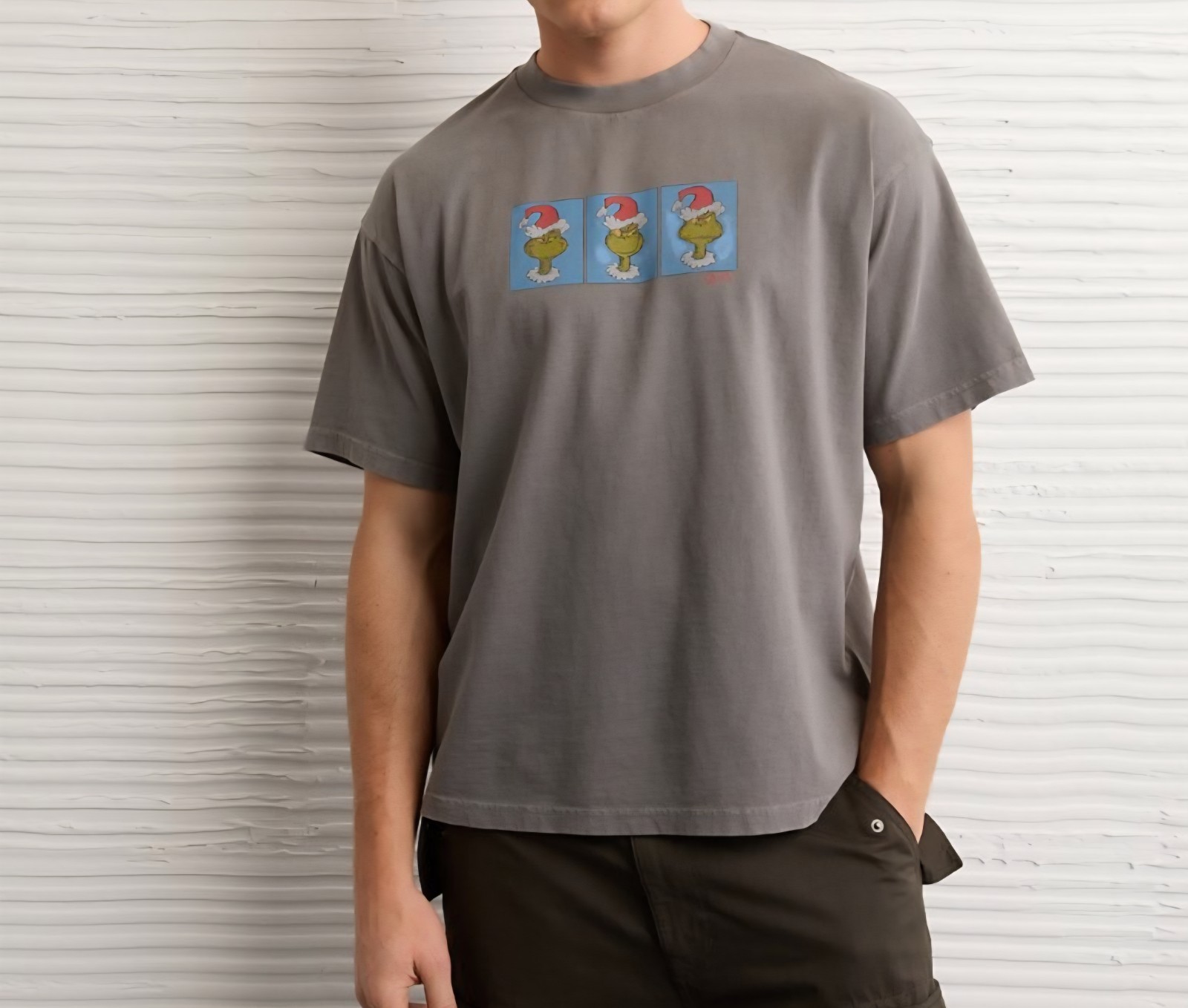 American Eagle AE Boxy Grinch Graphic T-shirt. Medium gallery