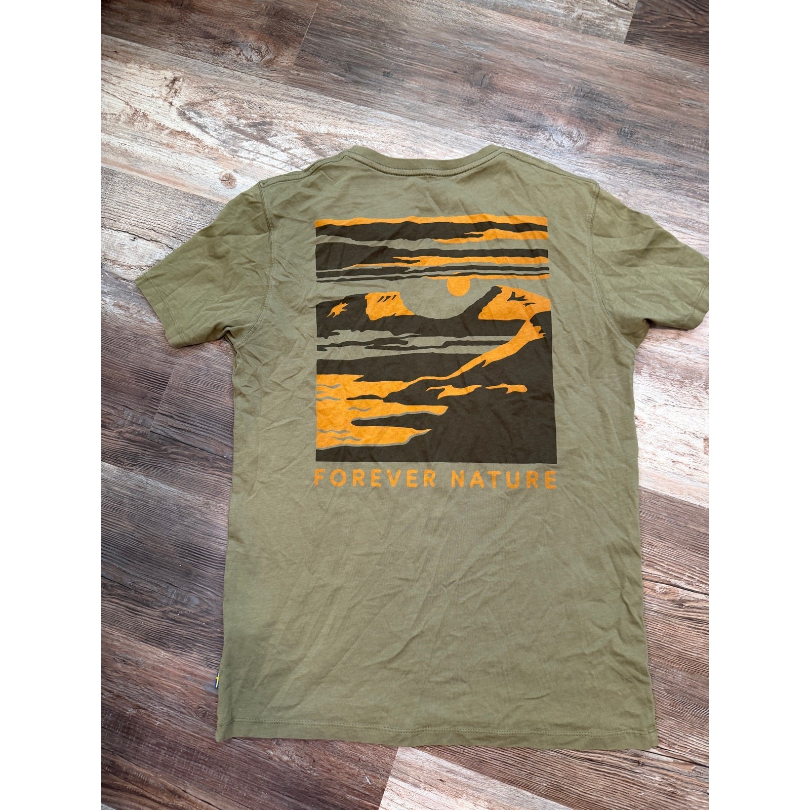 FJALL RAVEN mens mountain graphic tshirt size Medium in olive green EUC