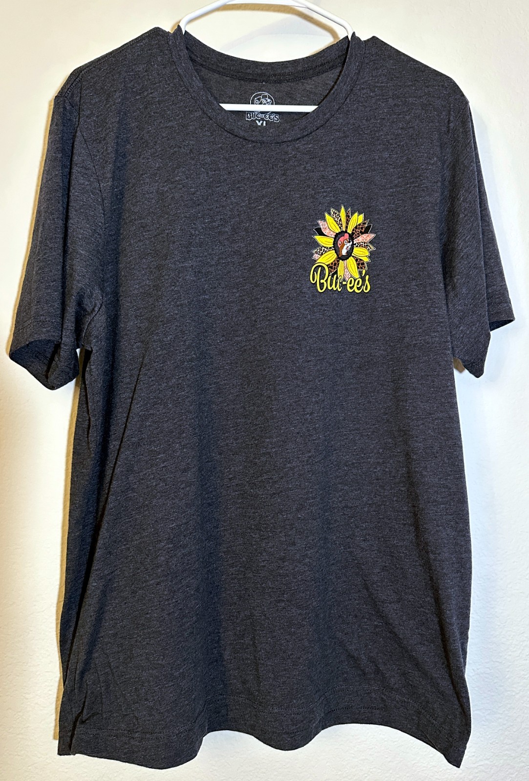 Buc-ee’s Men’s XL Gray Sunflower Graphic T-Shirt Best Things Are Wild & Free gallery