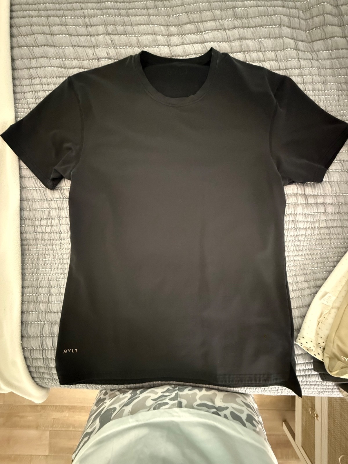 Bylt split hem shirt. Black. Large.