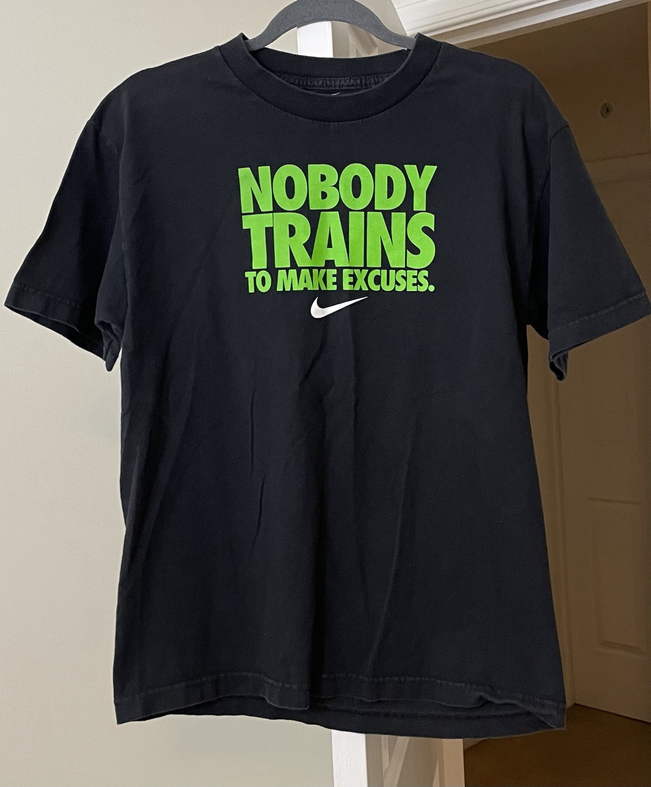 Nike T-Shirt Graphic Nobody Trains to Make Excuses Athletic Gym Men’s Medium