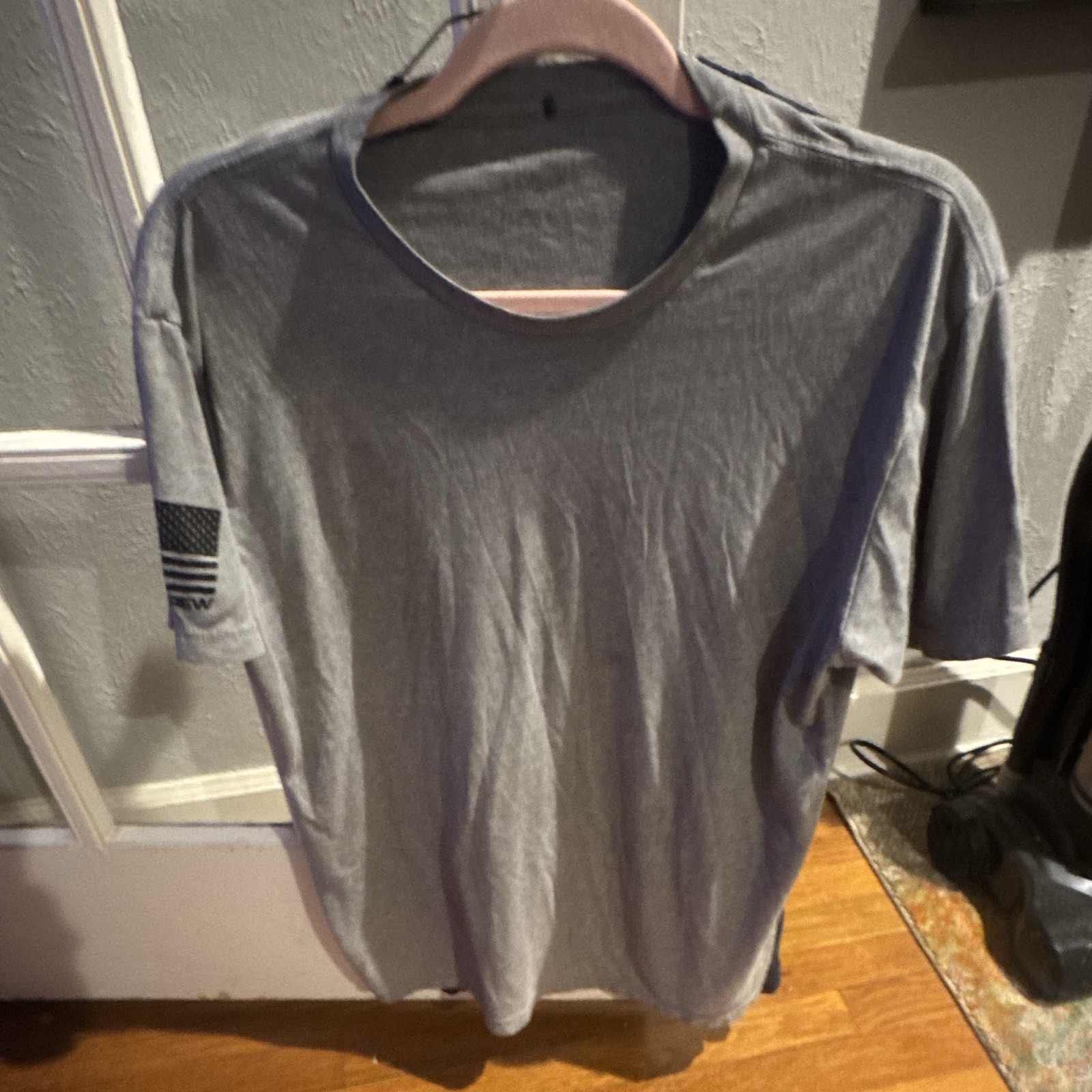 Men’s Gray Crew Neck Short Sleeve American Flag Sleeve Graphic T-Shirt Size M