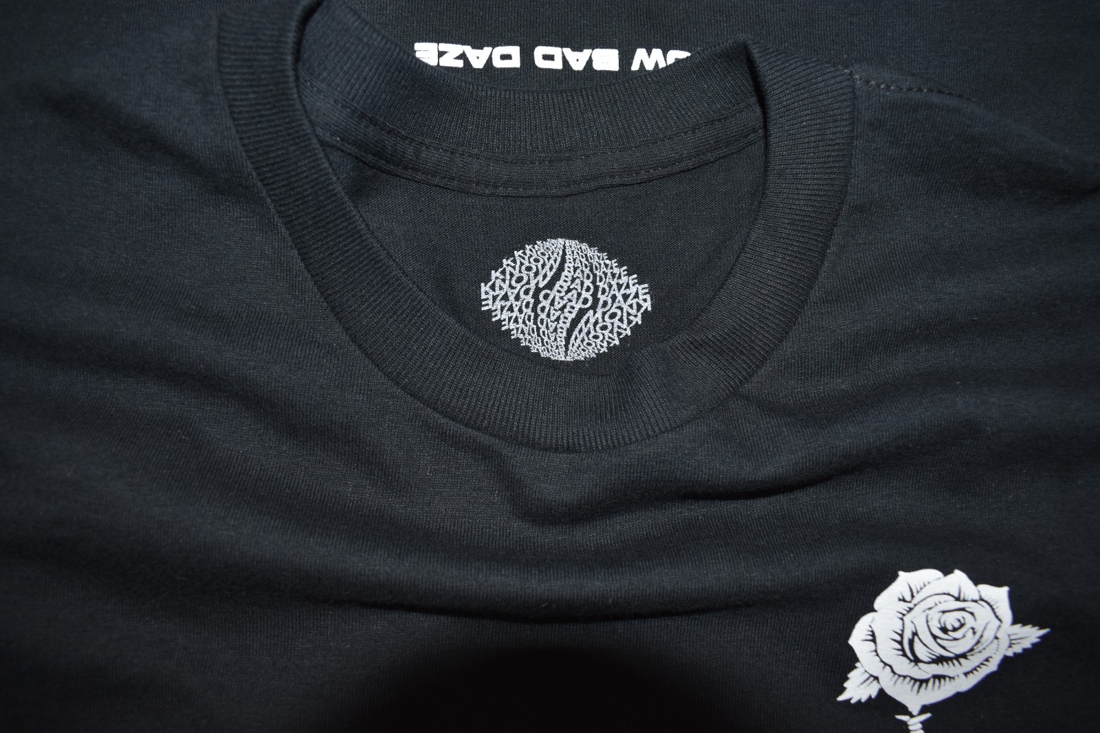 Know Bad Daze Trust No One Mens Black Skeleton Hand Rose Black Shirt New Medium gallery