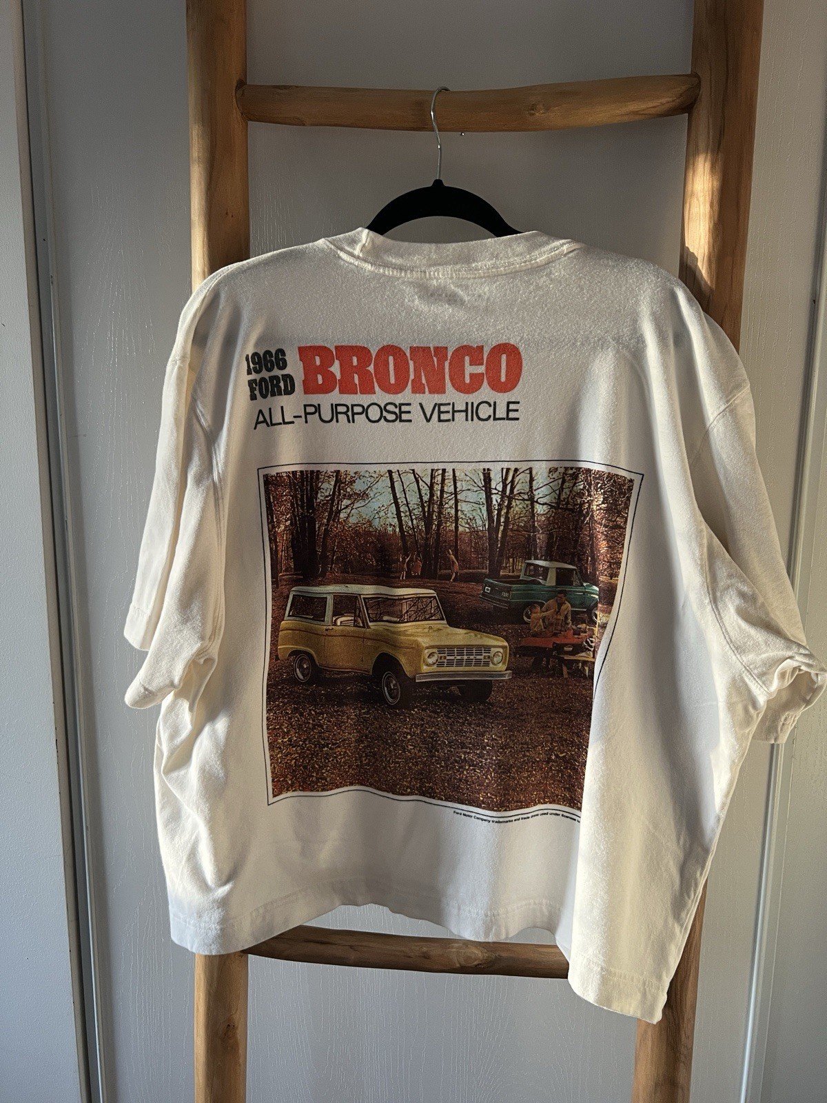 Abercrombie & Fitch Soft A&F Essentials Cropped Ford Bronco Graphic Tee L White gallery