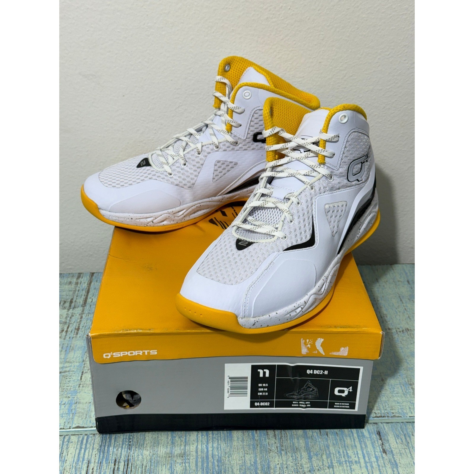 Q4 Sports Men’s Q4 DC2 II Basketball Shoes Size 11 White/Yellow NIB