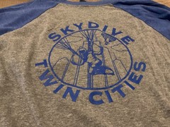 NEXT LEVEL BASEBALL RAGLAN SKYDIVING TWIN CITIES GRAPHIC ( MENS L ) HEATHER BLUE