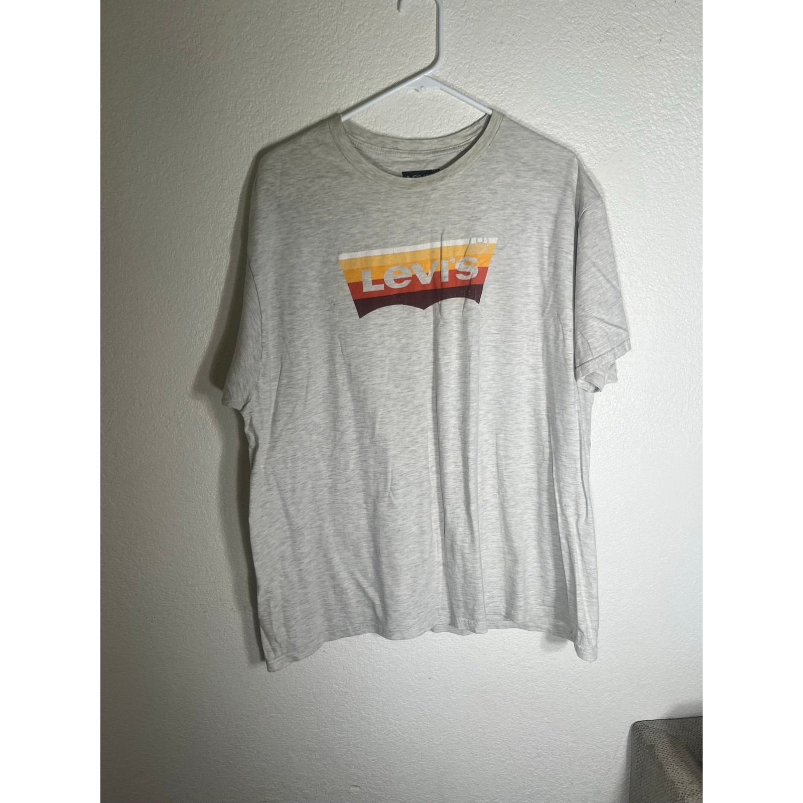 Levi’s XXL men’s light grey T-shirt w/design-used good