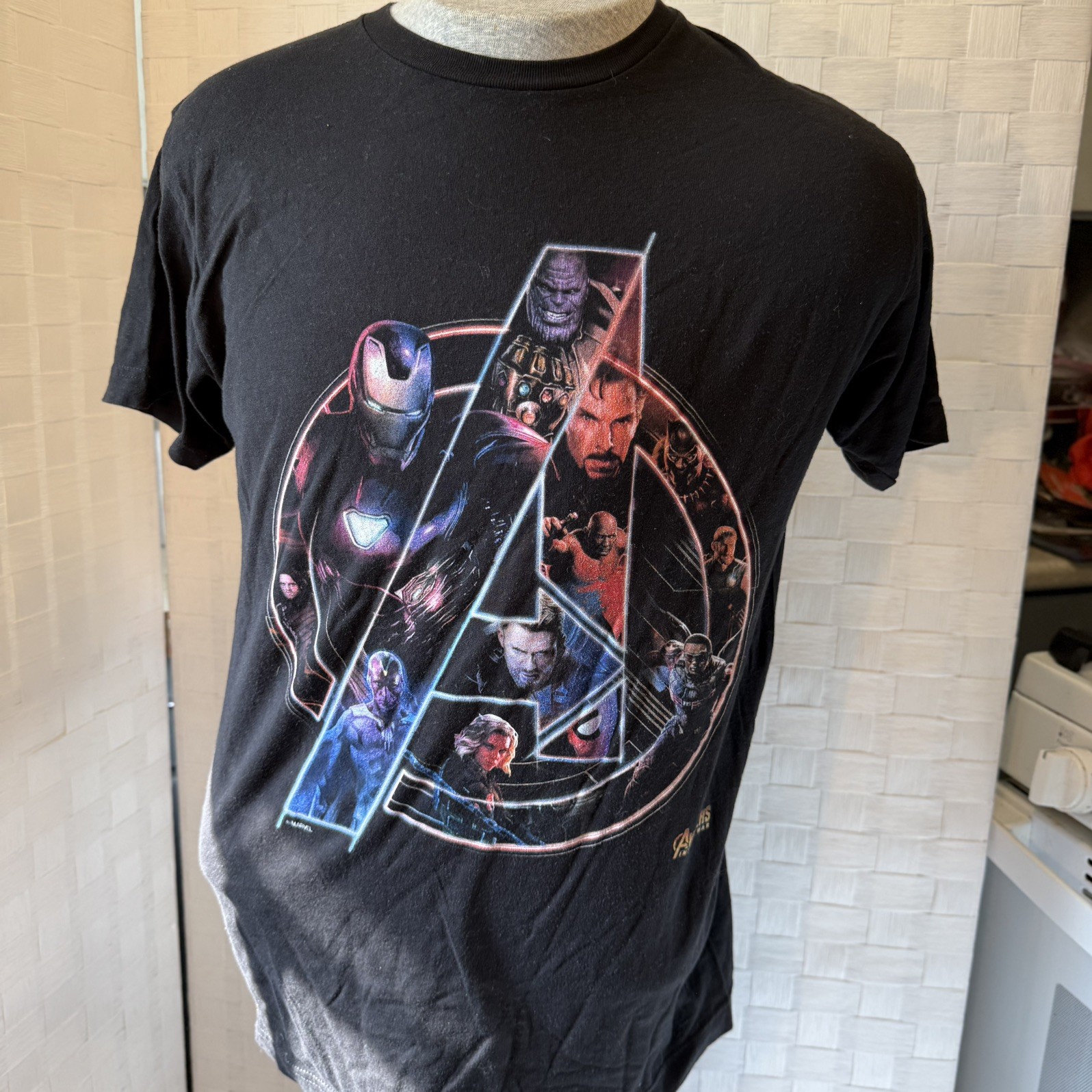 Marvel Comics – Avengers Infinity War Men’s Medium T-Shirt Graphic Tee Black B