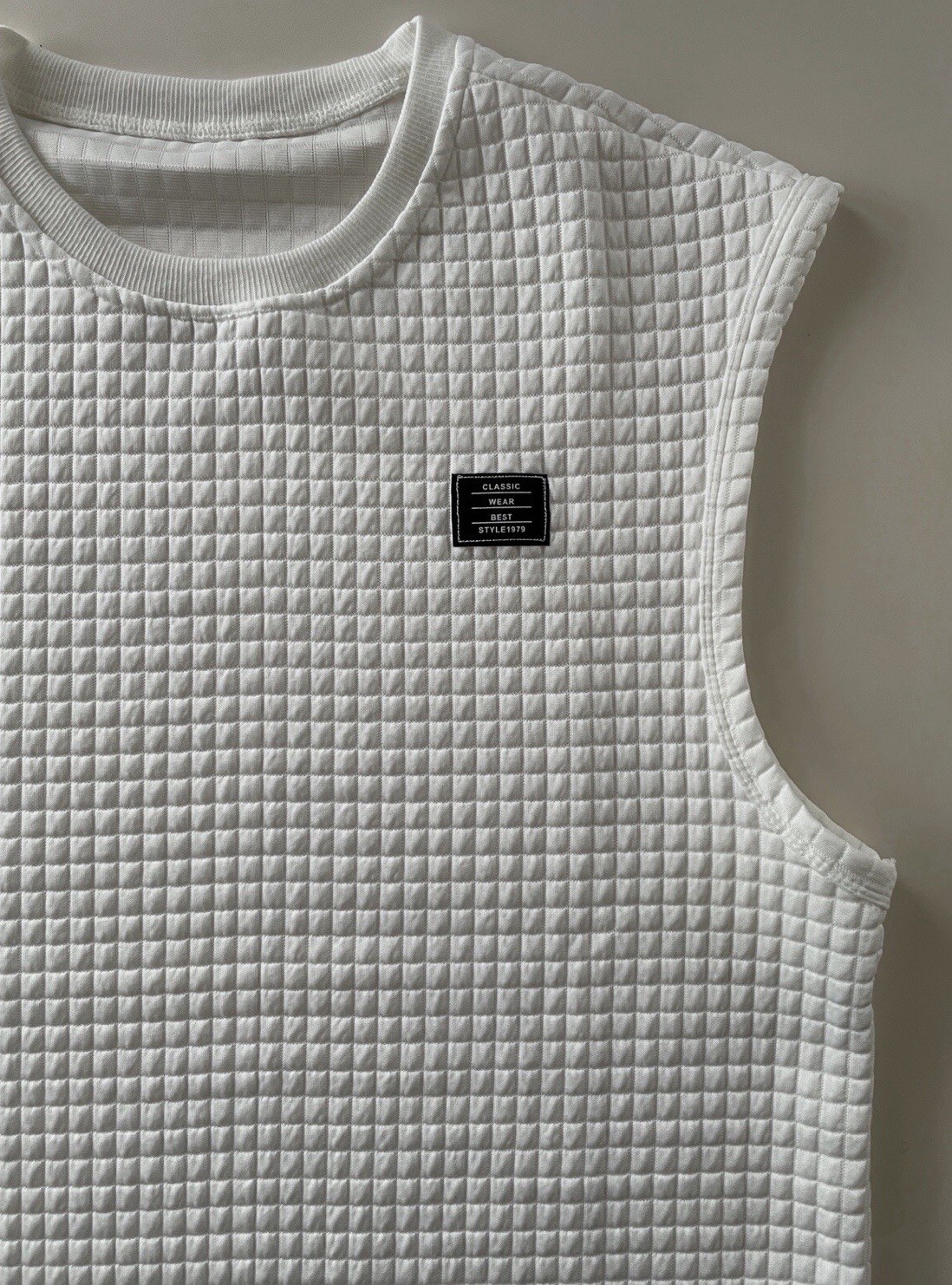 Men's White Size L Quilted Textured Cut Off Crop Crewneck Sleeveless Muscle Tee gallery