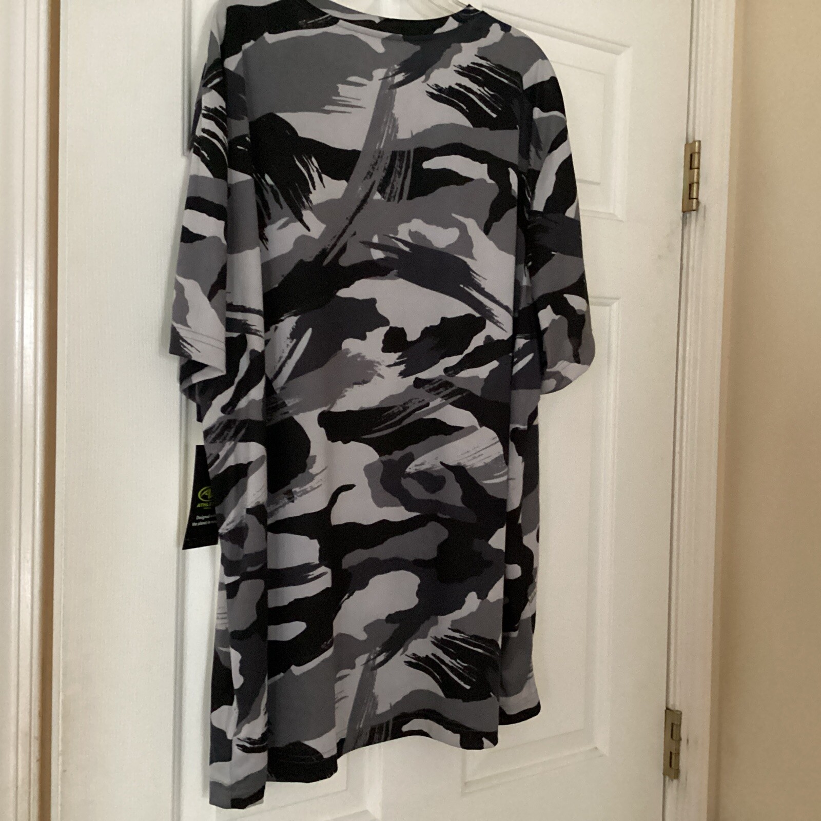 Athletic Works Jersey T-shirt Men Sz 2XL Gray / Black Short Sleeve Camo Print gallery