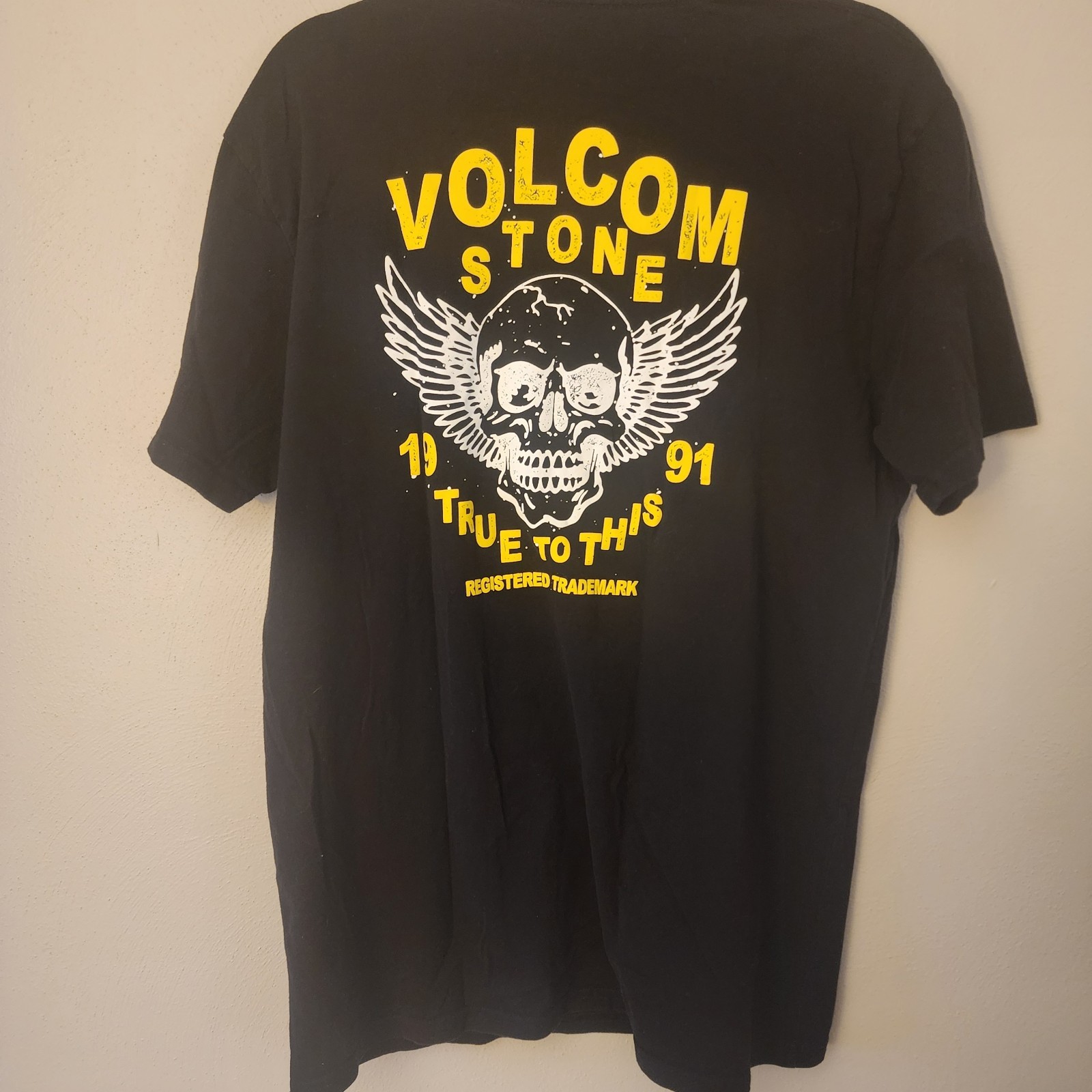 Volcom Stone Skull w/ Wings True to This - Black and Gold Tee Size L gallery