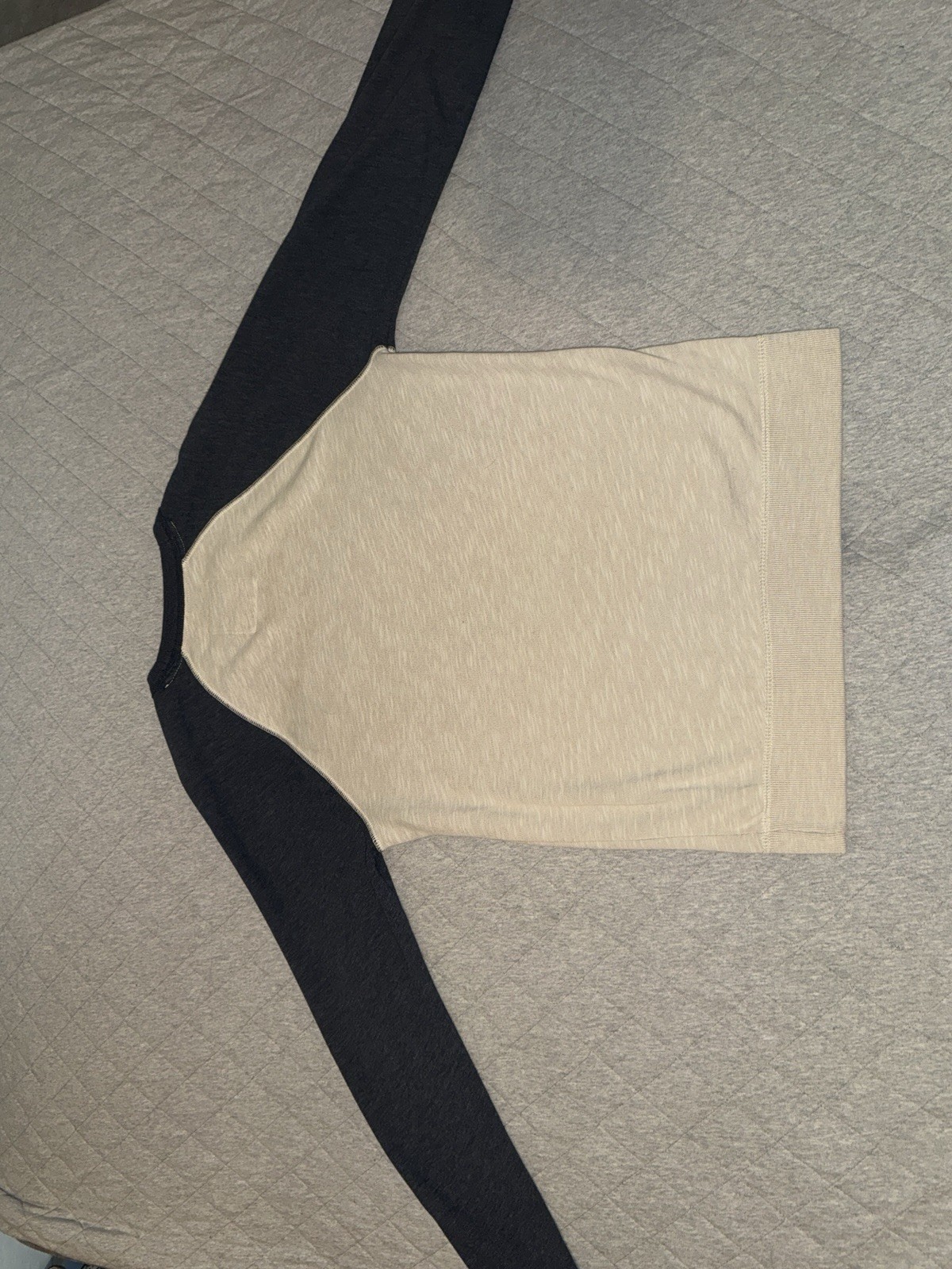 Hollister Men's M Raglan Long Sleeve Crew Neck Colorblock Cotton Knit Logo Tee gallery