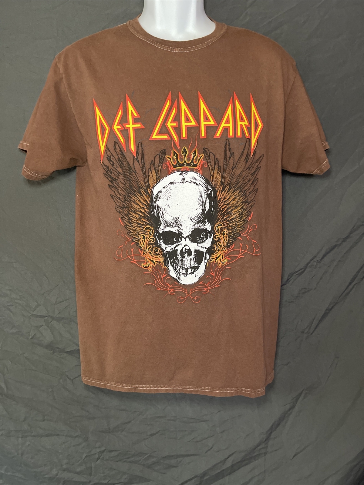 Mens Def Leppard Reddish Brown T-Shirt Size Medium 2017 Official Skull Wings gallery